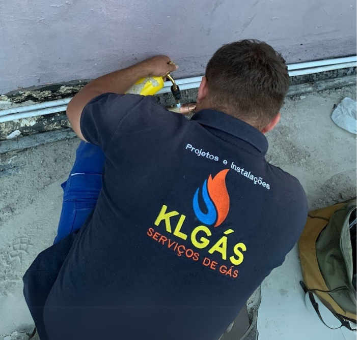 Técnico da KL Gás trabalhando na tubulação