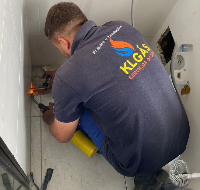 Profissional da KL Gás realizando manutenção em instalação de gás